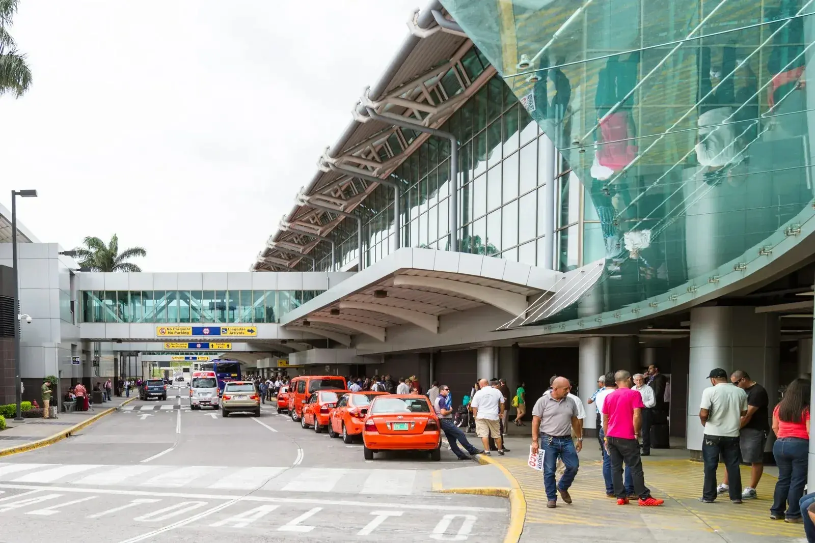 cambridge airport limo-many taxis are parked outside the airport in a line